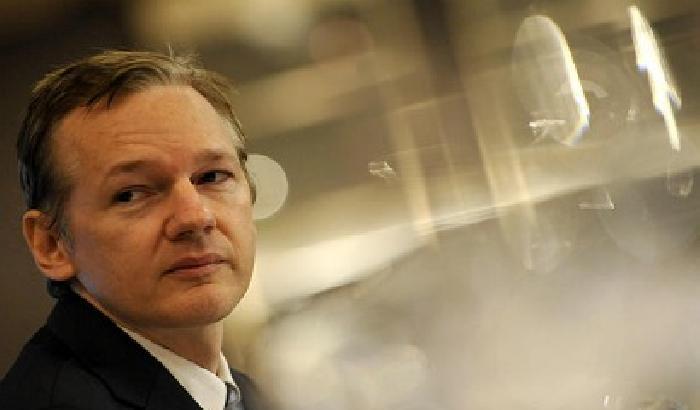 Assange: Facebook è una macchina di spionaggio