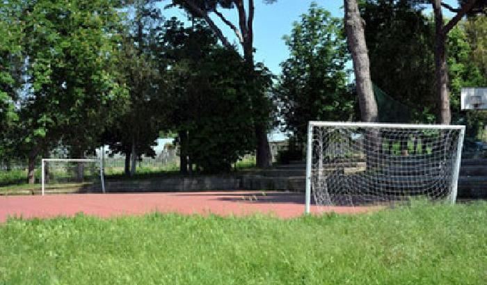 Il campo di calcio della scuola Emilio Sereni nel quartiere Bufalotta, a Roma