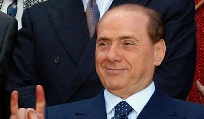 Berlusconi: costretti a uscire da euro e Bce se non garantisce i debiti