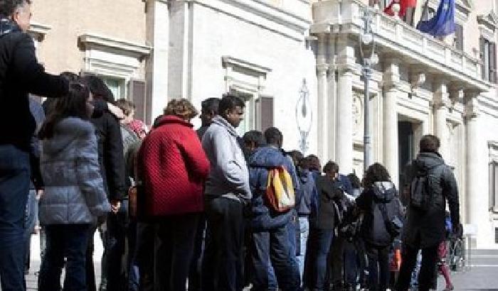 L'appello di M5s funziona: tutti in fila per Montecitorio