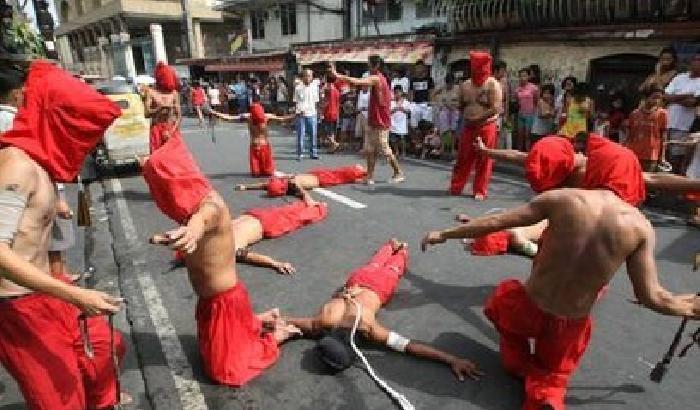 Filippine, 24 penitenti inchiodati sulla croce