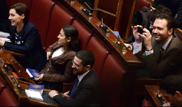 Critica i grillini, M5s lo licenzia