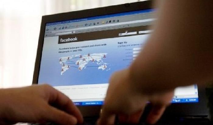 Offende su Facebook ragazza che lo respinge, denunciato 17enne