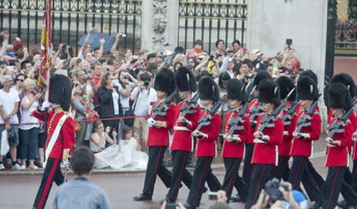 Il Regno Unito festeggia il pupo reale