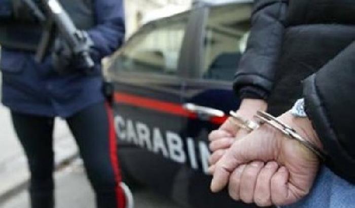 Aggredisce moglie e 2 figli: arrestato