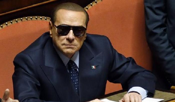 Io resisto, non mollo: sul web sberleffi a Berlusconi