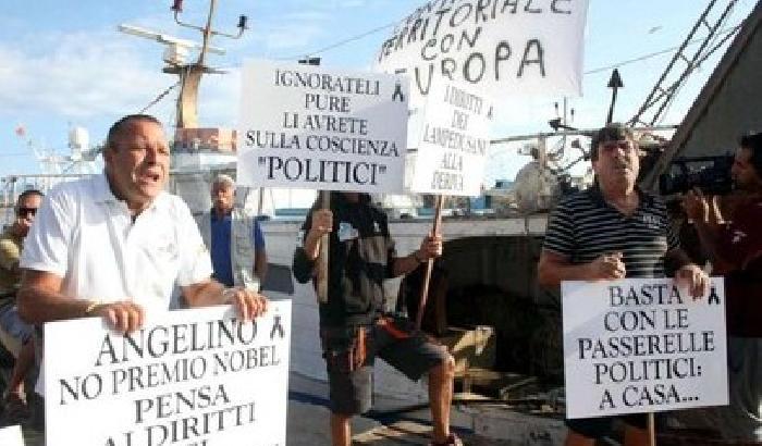 L'Europa arriva a Lampedusa: fischi e proteste