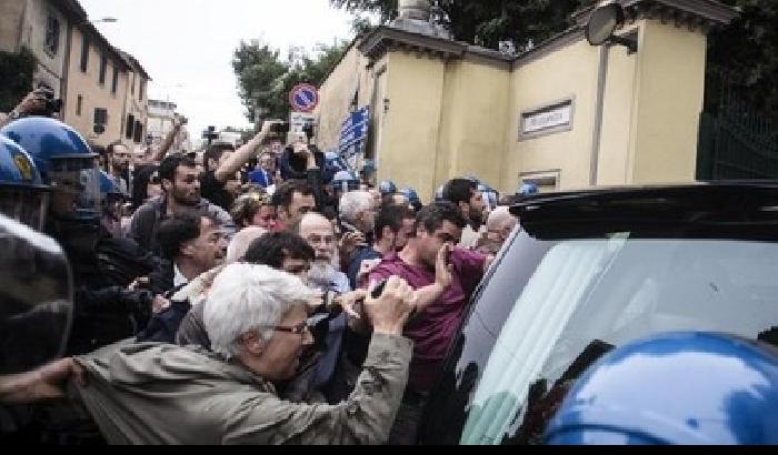 Albano, calci e pugni contro la bara di Priebke