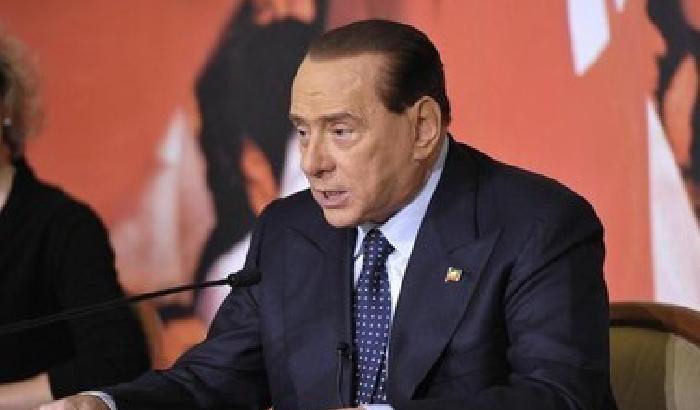 Silvio lancia i Club (i famosi Clob) e veste i panni del falco