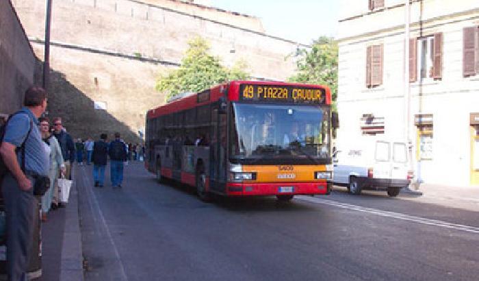 Litiga al cellulare: autista caccia i passeggeri dal bus