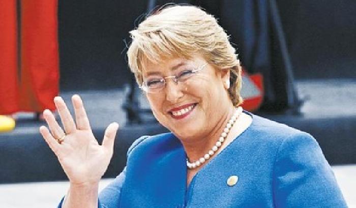 Il Cile svolta a sinistra: Bachelet di nuovo presidente