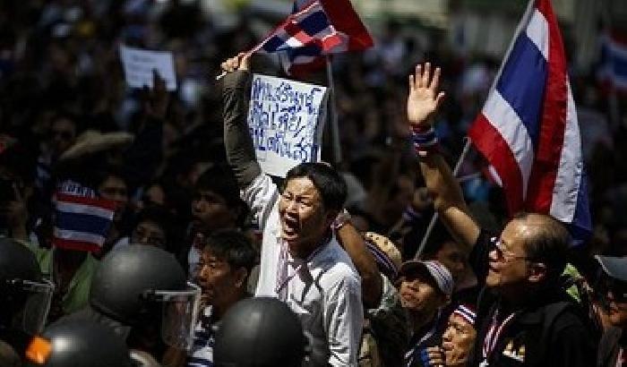 L'opposizione paralizza Bangkok, 15mila agenti in piazza