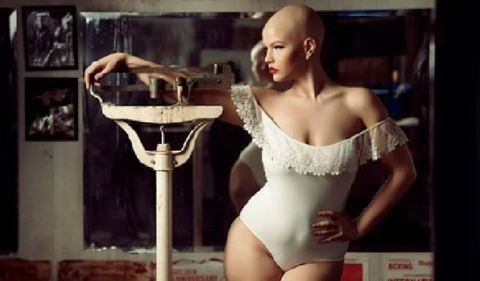 Elly Mayday: la modella curvy in lingerie contro il cancro