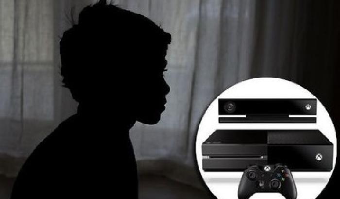 Stupra la sorellina di 8 anni dopo aver guardato un film porno alla Xbox