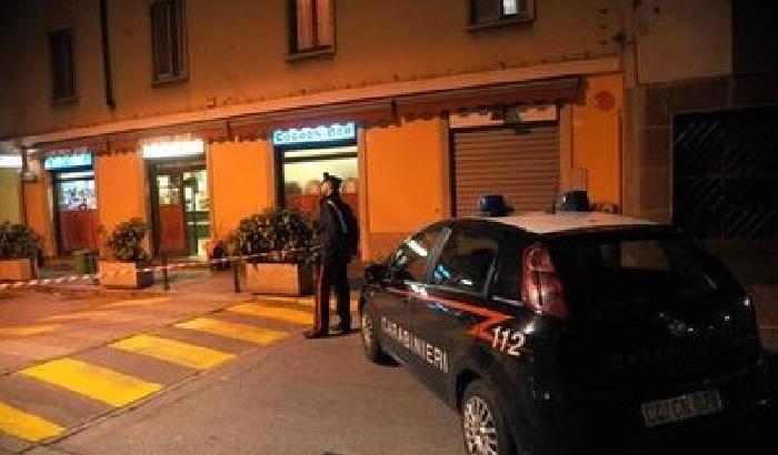 Carabiniere accoltellato alla gola mentre cerca di sedare una rissa