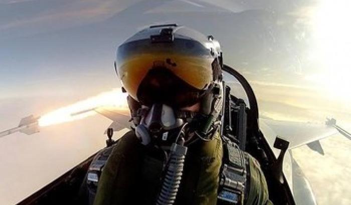 Pilota di F-16 scatta un selfie mentre lancia un missile