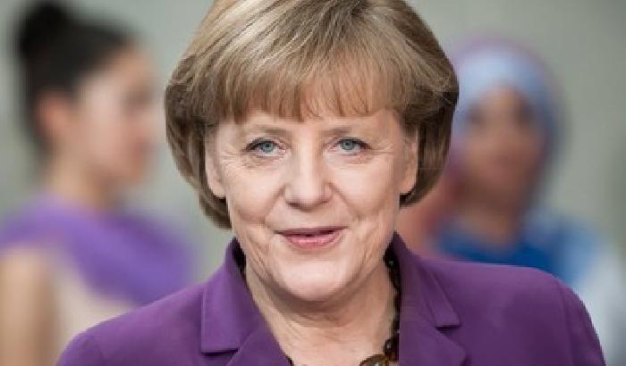 Merkel: da Berlusconi parole assurde e incommentabili