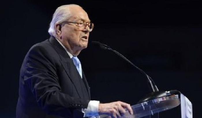 Le Pen: con l'Ebola risolviamo il problema dell'immigrazione