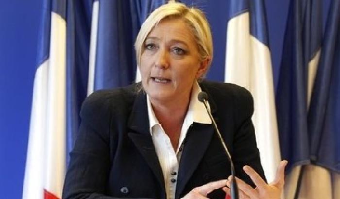 Le Pen punta il dito: Sarkozy e Hollande hanno screditato le istituzioni