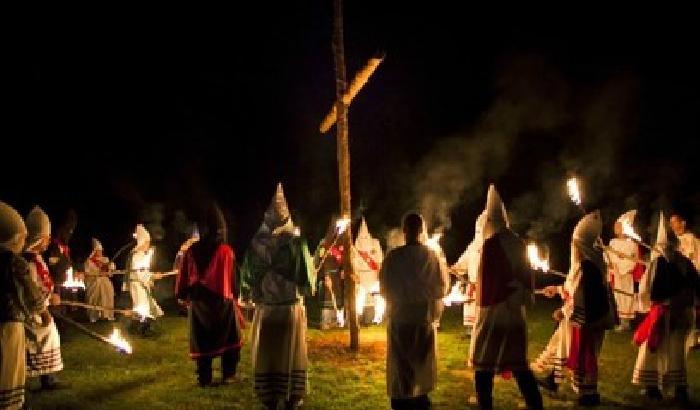 Ku Klux Klan minaccia forza letale: Anonymous gli ruba l'account Twitter