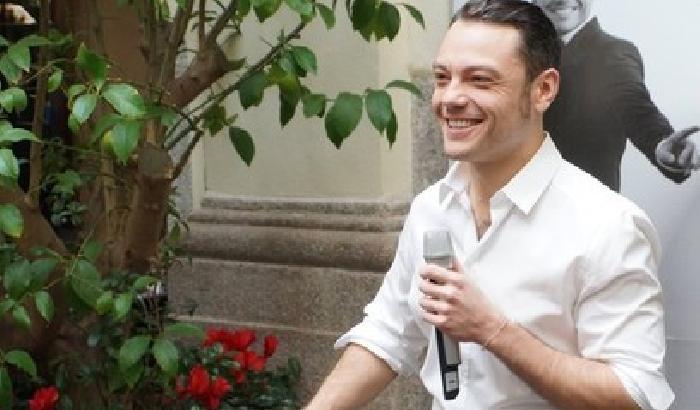 Tiziano Ferro ha presentato alla stampa The Best of Tzn, in uscita il 25 novembre 2014