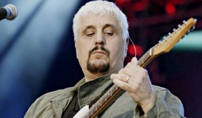 Pino Daniele, chiudono la camera ardente e scoppia la protesta