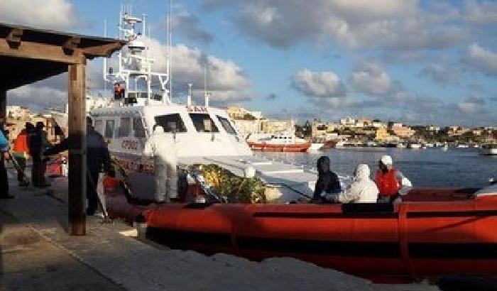 Lampedusa, soccorsi 12 barconi. In Libia spari contro gli immigrati