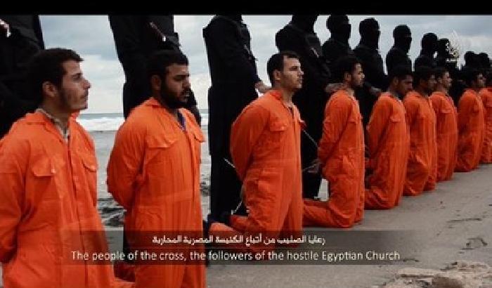 Il terribile video della decapitazione dei 21 cristiani copti in Libia