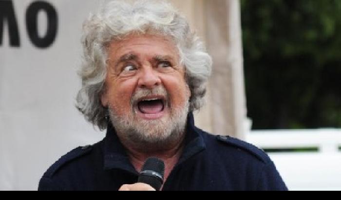 Vergogna sciacallo: Grillo travolto dalle critiche per il post su Renzi