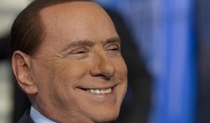 Berlusconi si arrende: sono fuori dalla politica