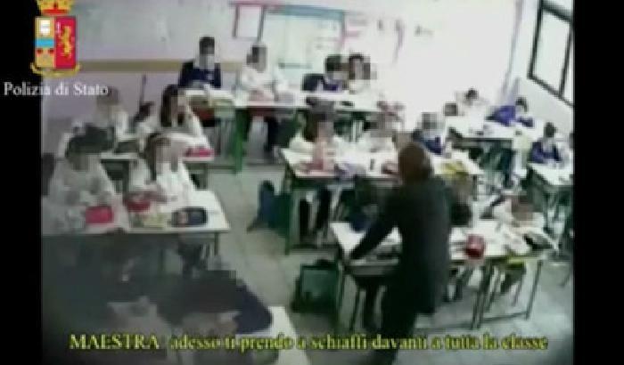 Botte e minacce ai bimbi: arrestata maestra di Andria