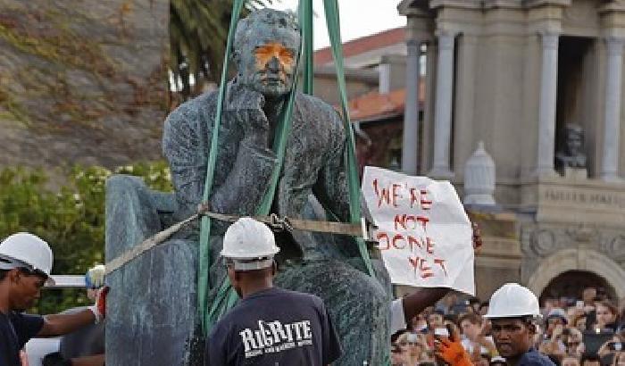 Sudafrica, la guerra delle statue contro i simboli dell’apartheid