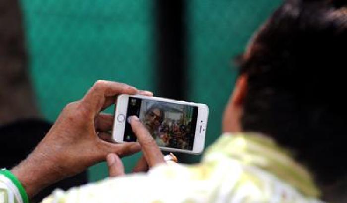 Il religioso contro i selfie in Chiesa: la messa non è uno spettacolo