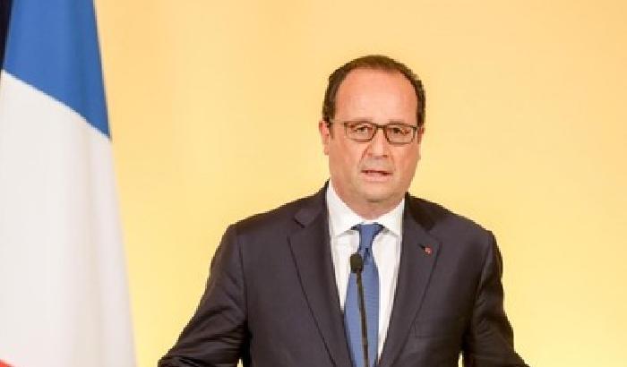 Hollande: la politica d'accoglienza ai rifugiati continua come deciso