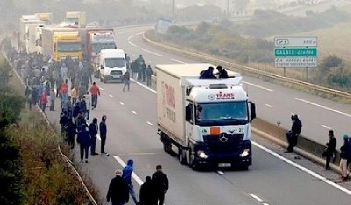 Calais: un autista ungherese punta il camion in corsa sui migranti