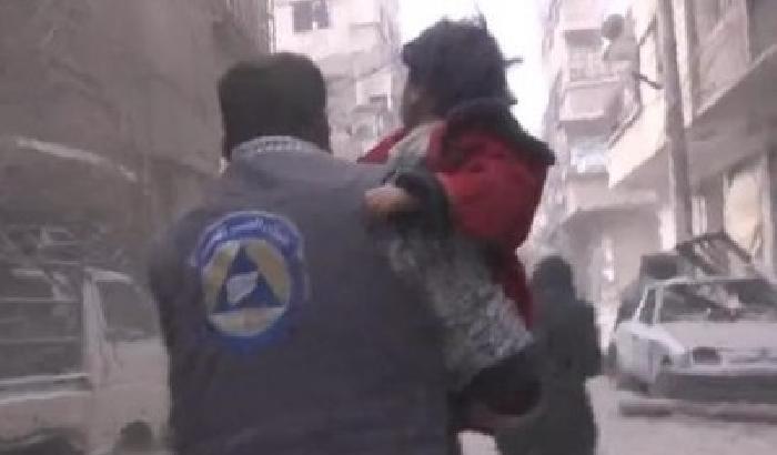 Siria, un bomba colpisce una scuola: i bimbi gridano mamma