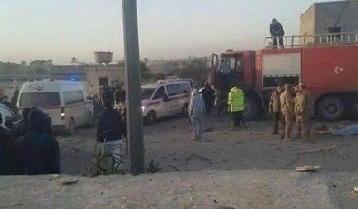 Libia, camion bomba in una sede della polizia: oltre 50 morti