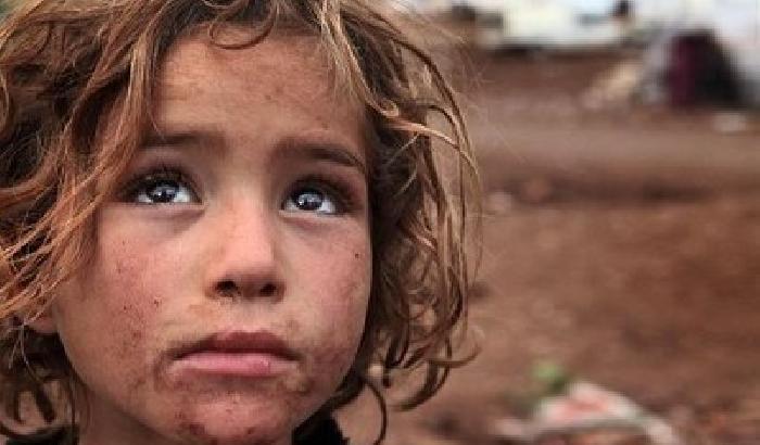 Siria, almeno 250 mila bambini vivono sotto assedio e muoiono di fame