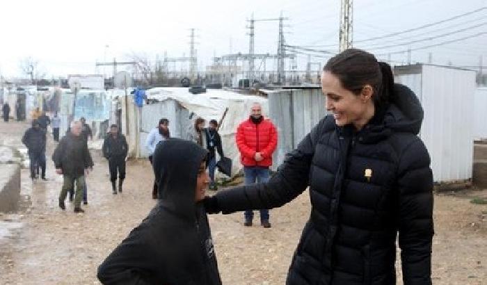 Angelina Jolie visita un campo profughi in Libano