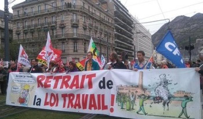 Francia: un milione in piazza contro il jobs act