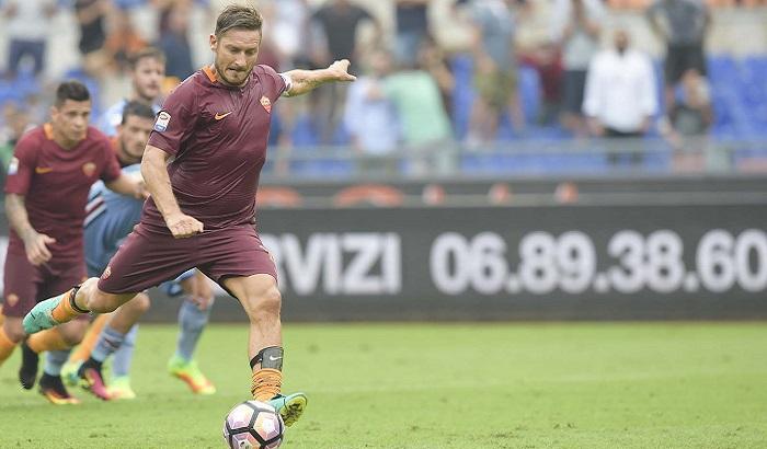 Totti segna il rigore che permette alla Roma di vincere 3 a 2 sulla Sampdoria