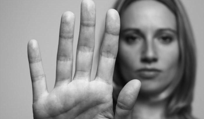 Donne maltrattate, la lotta alla violenza passa dall’uso dei social