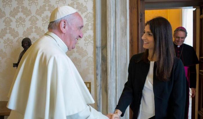 Il Papa scrive a Raggi: grazie per i rifugiati. Sindaca: "Grande emozione"