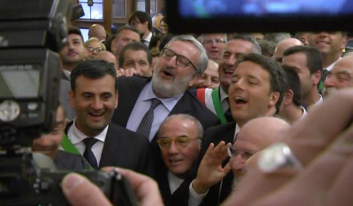 Emiliano pungente: Renzi non si dimetterà, ha troppi 'soldati' da sistemare