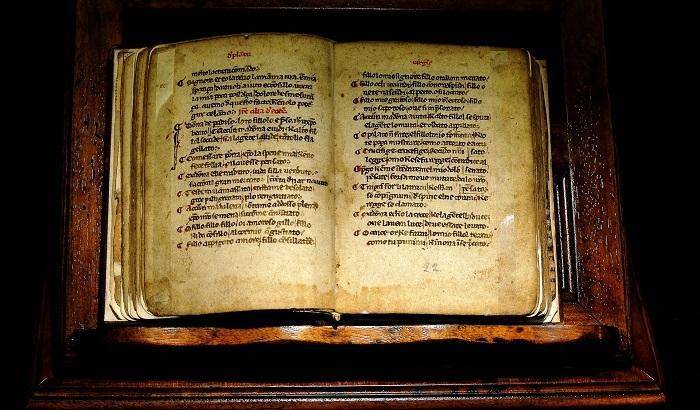 Sospesi nel vuoto rubano libri rari del ‘500, tra i quali Dante, Galilei e Copernico