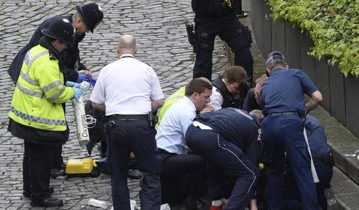 Londra, attacco a Westminster: la fuga dei passanti dopo gli spari