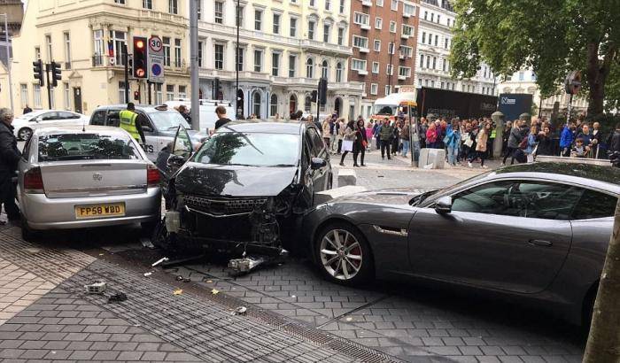 Un'auto contro i passanti  al Natural History Museum