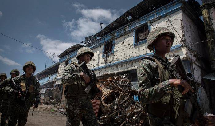 L'esercito filippino dopo 5 mesi strappa all'Isis il controllo di Marawi