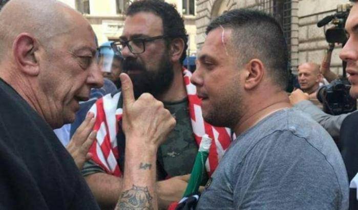 Cerca di esporre la bandiera fascista a Montecitorio: fermato Maurizio Boccacci