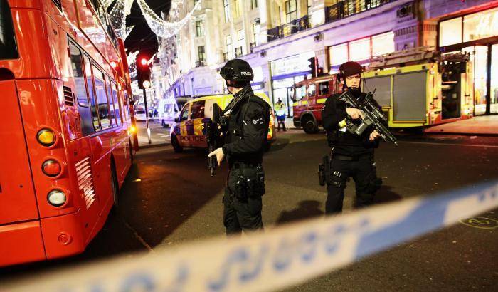 Spari a Oxford Circus, panico tra la folla. Ma Scotland Yard: falso allarme